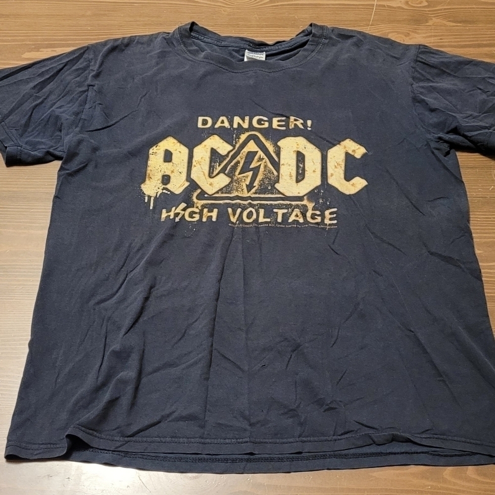 AC/DC Danger! High Voltage Black T Shirt Mens Large Gildan Softstyle Ring Spun